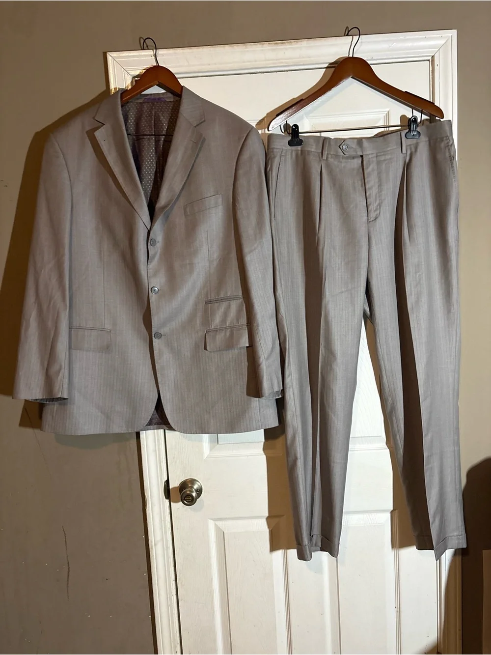 Men's Light Gray Two-Piece Suit - Classic Tailored Blazer & Trousers